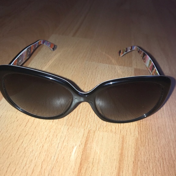 FENDI SUN GLASSES WITH CASE.   (100% Authentic) - Picture 3 of 8